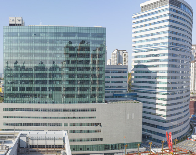 수원광교신도시에 위치한 경기도교육청 남부신청사(왼쪽) 전경. 경기교육청 제공