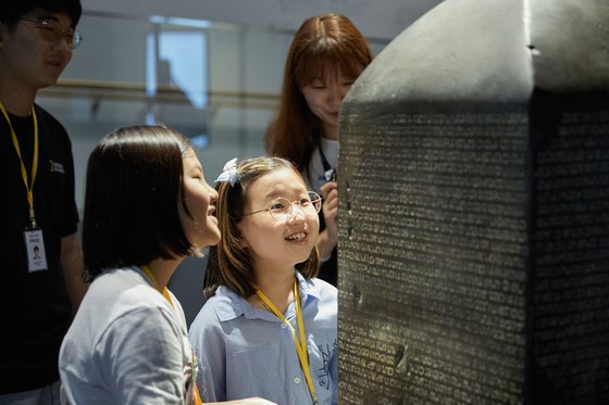 국립세계문자박물관에서 고대 문자 관련 유물들을 보며 다양한 문자 형태에 신기해하는 소중 학생기자단.