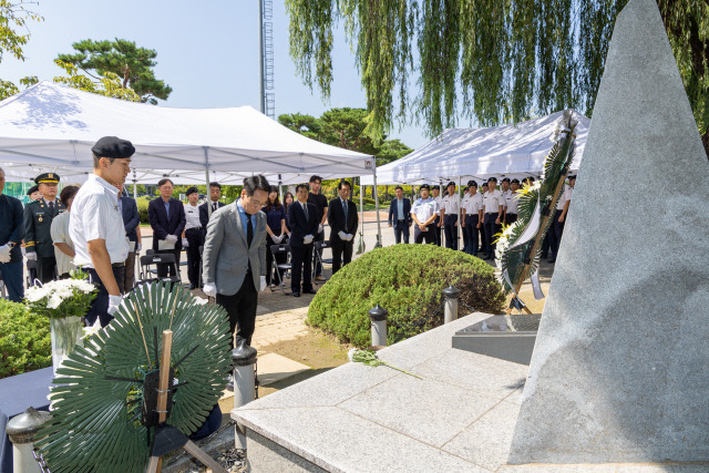 ▲ 강원대는 최근 교내 연적지에서 김헌영 강원대 총장 등이 참석한 가운데 ‘고(故) 이희령·최경애 부부 40주기 추모식’을 가졌다.