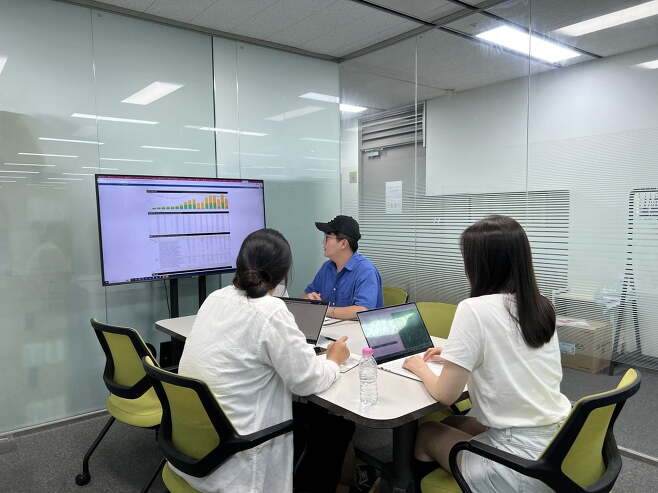 에코마케팅 직원들이 회의를 하고 있다. 윤현주 기자