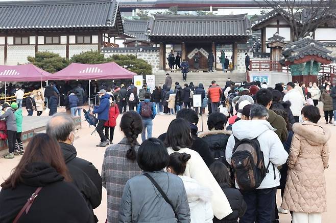 서울 중구 남산골 한옥마을에서 열린 정월대보름 행사에서 시민들이 부럼 깨기에 참가하기 위해 줄을 서 있다. 사진/=이솔 기자