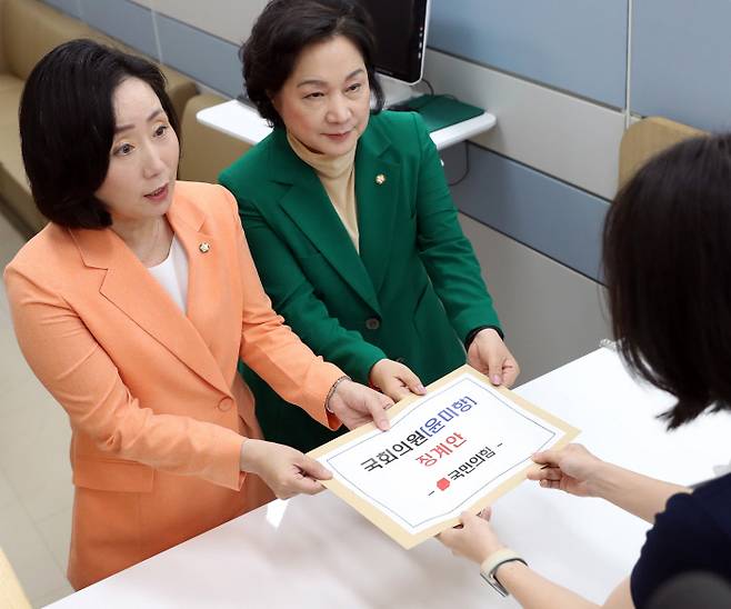 전주혜 국민의힘 원내대변인(왼쪽)과 조명희 원내부대표가 4일 오전 국회 의안과에서 윤미향 무소속 의원에 대한 징계안을 제출하고 있다. 연합뉴스