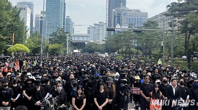 지난달 서울 영등포구 여의도 국회의사당 앞에서 열린 공교육 정상화를 위한 집회에 참석한 교사와 시민 등이 지난 7월 사망한 서울 서초구 서이초등학교 교사를 추모하고 있다.   사진=조유정 기자