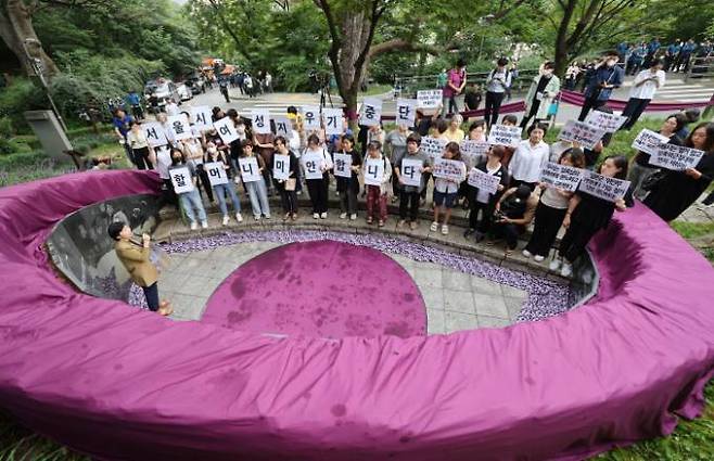 정의기억연대와 여성 시민단체 관계자들이 4일 오전 서울 중구 남산 일본군 위안부 추모 공간 ‘기억의 터’에서 관계자들이 서울시의 임옥상 작가 조형물 철거 결정을 규탄하고 있다.   사진=연합뉴스