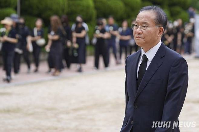 윤재옥 국민의힘 원내대표가 4일 오후 서울 서초구 서이초등학교에서 열린 서이초 교사 49재 추도식에 참석하고 있다.