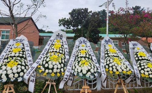 2일 전북 군산시 한 초등학교 앞에 근조화환이 놓여 있다. [사진 제공 = 연합뉴스]