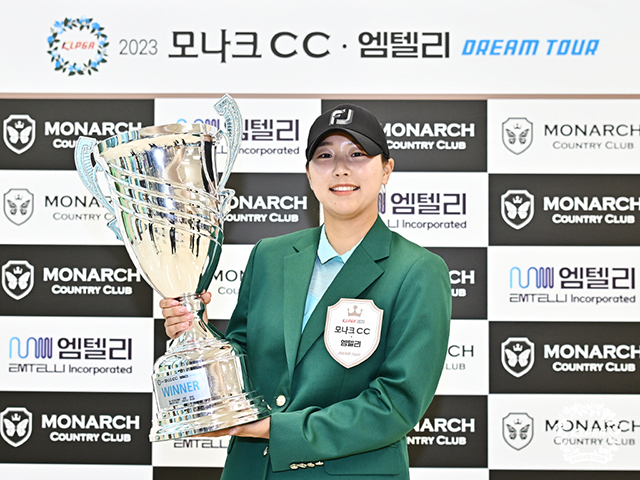 김하은2가 2023 KLPGA 모나크CC·엠텔리 드림투어 12차전 우승 기념 촬영을 하고 있다. 사진=한국여자프로골프협회 제공