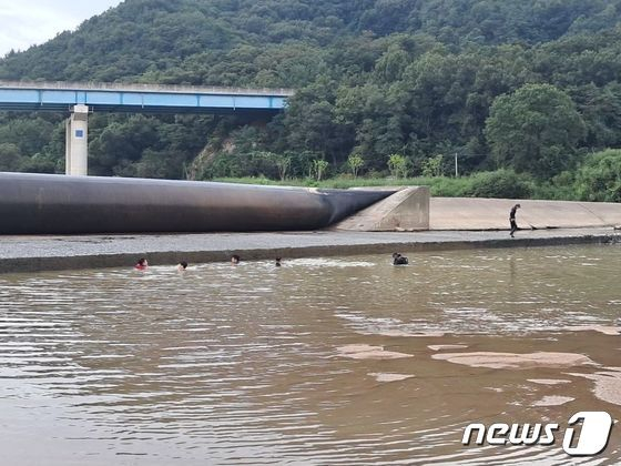 4일 충북 음성군 감곡면 주천리 청미천에서 전날 급류에 휩쓸렸던 태국 국적의 외국인이 실종 16시간 만에 심정지 상태로 발견됐다. 사진은 수색 모습. /사진=뉴스1(음성소방서 제공)