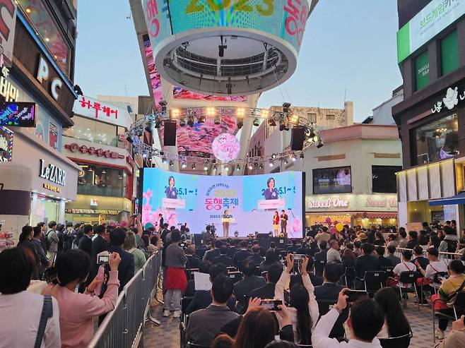 지난 5월 9일 대전 중구 으느정이 스카이로드에서 열린 동행축제 개막식 행사장에서 이영 중소벤처기업부 장관이 인사말을 하고 있다. /사진=뉴시스 제공