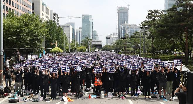 지난 3일 극단적 선택으로 생을 마감한 용인 체육교사가 학부모에게 고소당했던 것으로 알려졌다. 사진은 전국교사모임 교사들이 지난달 26일 서울 여의도 국회 앞에서 열린 국회 입법촉구 및 추모 6차 교사집회에서 구호를 외치고 있는 모습. /사진=뉴스1