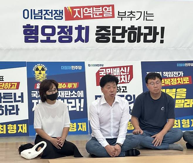 [전주=뉴시스] 더불어민주당 최형재 정책위원회 부의장(가운데)이 이달 2일부터 전북도청 앞에서 ‘민주주의 후퇴, 국민배신 정부규탄’을 위해 비상시국을 선포하고 무기한 천막농성에 나서고 있다. (사진= 최형재 부의장 제공) *재판매 및 DB 금지