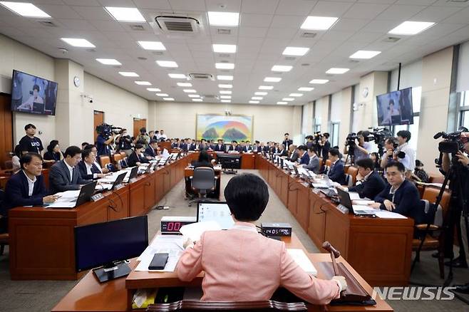 [서울=뉴시스] 조성봉 기자= 4일 오후 서울 여의도 국회에서 열린 국회 정무위원회 전체회의에서 백혜련 정무위 위원장이 개회를 선언하고 있다. 2023.09.04 suncho21@newsis.com