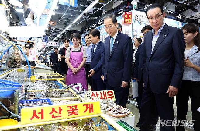 [서울=뉴시스] 배훈식 기자 = 한덕수 국무총리가 4일 오후 서울 송파구 가락 수산시장에서 수산물 소비 동향을 점검하고 있다. (공동취재사진) 2023.09.04. photo@newsis.com