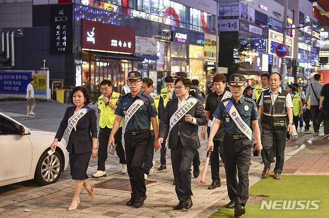 [김포=뉴시스] 정일형 기자 = 김병수 김포시장과 박종환 김포경찰서장이 4일 오후 구래동 문화의 거리 일대에서 '민·관·경 합동 순찰'을 진행하고 있다.  (사진은 김포시 제공)