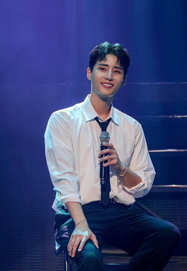 영케이가 관객석을 바라보며 웃고 있다. JYP엔터테인먼트 제공
