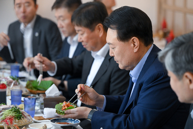 윤석열 대통령이 8월31일 서울 영등포구 노량진수산시장에서 참모들과 우럭탕으로 점심식사를 하고 있다. 대통령실