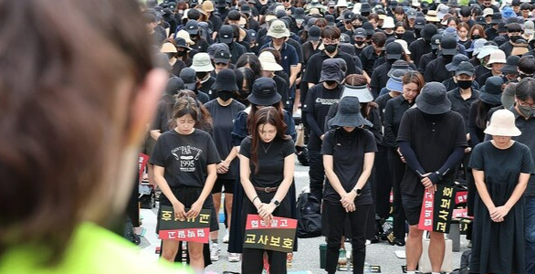 서울 서이초등학교 교사 49재 추모일인 4일 오후 세종시 정부세종청사 교육부 앞에서 추모제가 열리고 있다. 연합뉴스