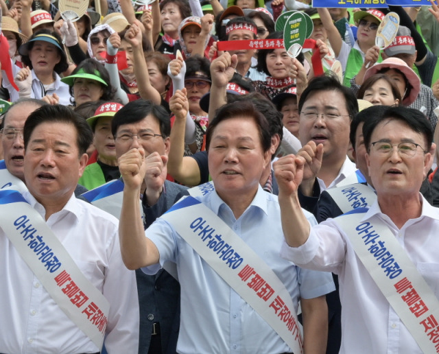 ▲박완수 경상남도지사(가운데)가 우주항공청 특별법 촉구 범도민 궐기대회에 참가하고 있다. ⓒ프레시안(조민규)