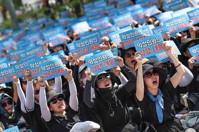 지난 2일 서울 영등포구 국회대로에서 열린 ‘50만 교원 총궐기 추모 집회’에 참석한 교사들이 구호를 외치고 있다. 연합뉴스