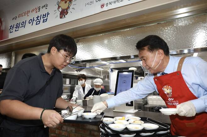 4일 김영환 충북지사가 충북대에서 천원의 아침밥 개시 행사에서 배식하고 있다. 충북도 제공