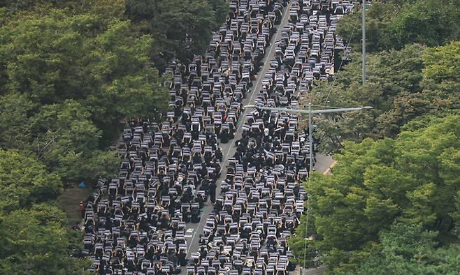 사망한 서이초 교사의 49재이자 '공교육 멈춤의 날'인 4일 서울 영등포구 국회대로에서 서이초 사망 교사 추모 집회가 열리고 있다. 뉴스1