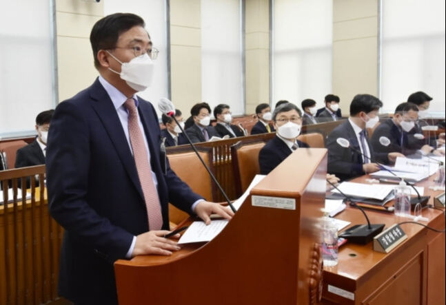 진교훈 전 경찰청 차장이 문재인정부 시절 국회에 출석해 발언을 하고 있는 장면. 연합뉴스