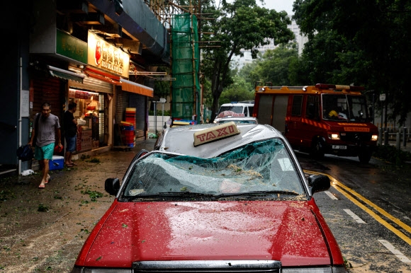 중국 홍콩을 강타한 9호 태풍 사올라가 동반한 강풍에 쓰러진 나무로 피해를 입은 택시의 모습. 2023.9.2 로이터 연합뉴스