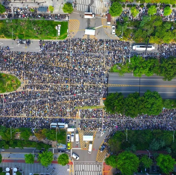 2일 오후 서울 영등포구 국회대로에서 열린 ‘50만 교원 총궐기 추모 집회’에 스스로 삶을 마감한 서이초 교사를 추모하고 공교육 정상화를 요구하는 교사들이 참가하고 있다. 2023.9.3 50만교원 총궐기 추모 집회 미디어팀 제공 연합뉴스