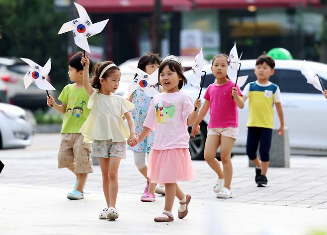 4일 통계청 국가통계포털(KOSIS)에 따르면, 6월 인구 자연 증가분(출생아 수-사망자 수)은 -8205명으로 1981년 관련 통계 작성 이래 같은달 기준으로 가장 가파르게 하락했다. ⓒ 연합뉴스