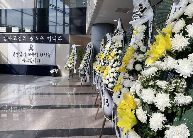 '공교육 멈춤의 날'로 명명된 4일 전북 전주시 완산구 전북교육청에 서울 서이초 교사 추모 공간이 마련돼 있다. ⓒ연합뉴스
