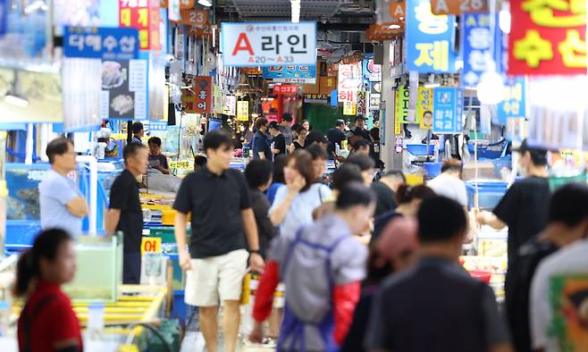 일본 정부가 원전 오염수를 방류한 뒤 첫 주말인 27일 서울 시내의 한 수산시장이 주말 점심을 맞아 방문객들로 비교적 붐비는 모습 ⓒ연합뉴스