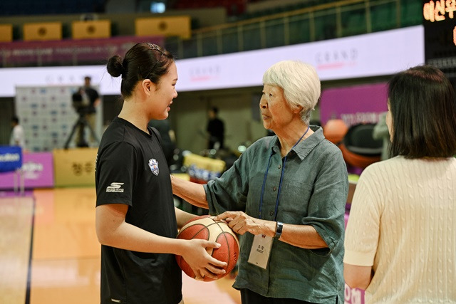 한국 여자농구 레전드 박신자 여사(오른쪽)와 얘기를 나누는 박지현. /사진=WKBL 제공