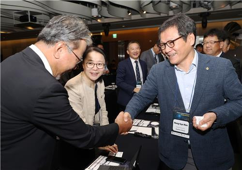 '2023 ITS 국제세미나' 참가한 김홍규 시장(오른쪽) [강릉시 제공. 재판매 및 DB 금지]