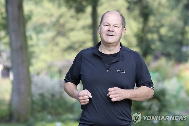 조깅하는 숄츠 총리 [dpa via AP 연합뉴스 자료사진. 재판매 및 DB 금지]