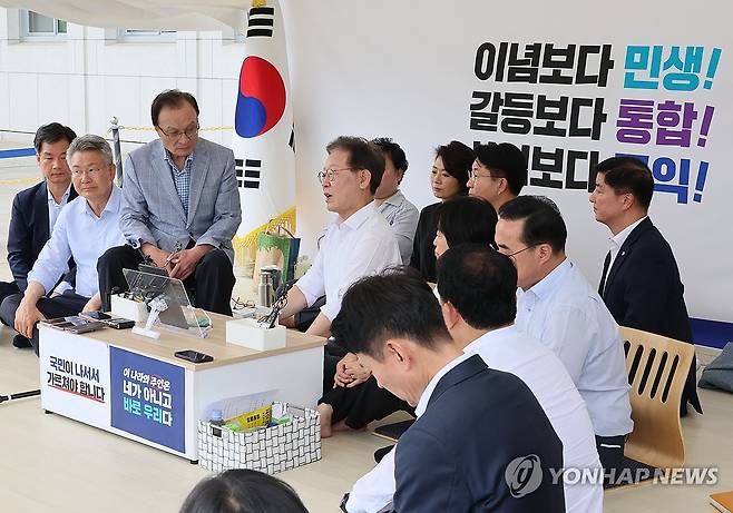 이재명 위로 방문한 이해찬 (서울=연합뉴스) 이정훈 기자 = 더불어민주당 이해찬 상임고문이 4일 오후 국회 본청 앞에서 닷새째 단식을 이어가고 있는 더불어민주당 이재명 대표를 위로 방문하고 있다. 2023.9.4 uwg806@yna.co.kr