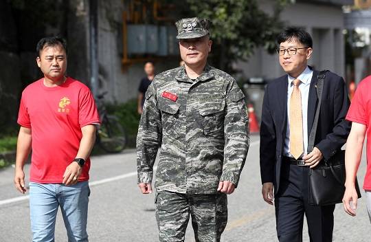 해병대 전 수사단장 박정훈 대령이 5일 서울 용산구 국방부 검찰단에 출석하고 있다.