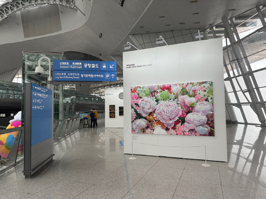 ‘한국국제아트페어(Kiaf) 인천공항 특별전’ 전경. 전면에 보이는 작품이 박종필 작가의 ‘fresh-m no.27’이다(사진=인천국제공항공사).