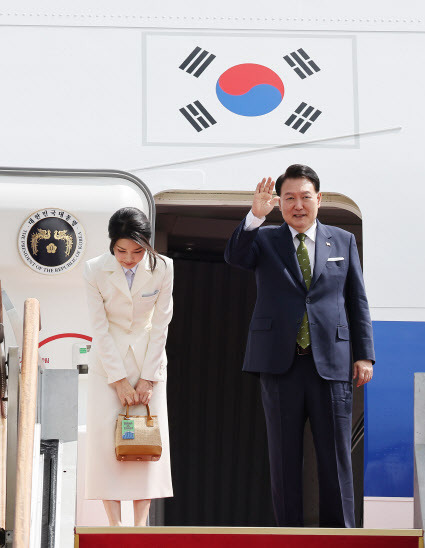 아세안(ASEAN) 관련 정상회의와 주요 20개국(G20) 정상회의 참석 등을 위해 인도네시아와 인도를 순방하는 윤석열 대통령과 부인 김건희 여사가 5일 성남 서울공항에서 출국하며 전용기인 공군 1호기 탑승에 앞서 환송객과 인사하고 있다. (사진=연합뉴스)