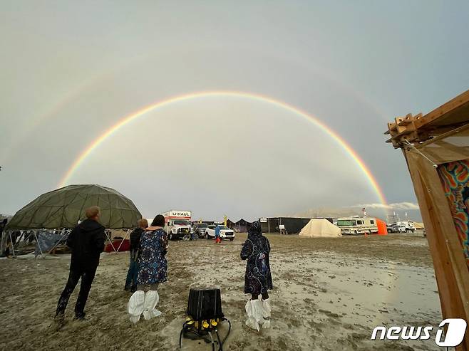 보기 드물게 사막에 무지개가 떴다.  지난 1일 미국 네바다에서 열린 버닝맨 축제 현장에서 폭우가 내린 뒤 무지개가 떴다. ⓒ AFP=뉴스1 ⓒ News1 박형기 기자