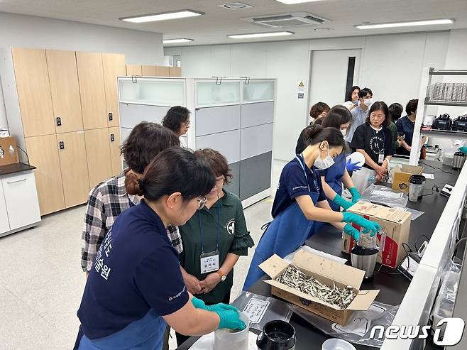 지난달 29일 경남도 수산안전기술원 분석실에서 ‘도민참여 수산물 방사능 검사’가 진행되고 있는 모습(경남도 제공).