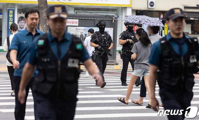 서울 대치동의 한 학원 인근에서 경찰특공대원들이 순찰을 하고 있다. 2023.8.6/뉴스1 ⓒ News1 이재명 기자