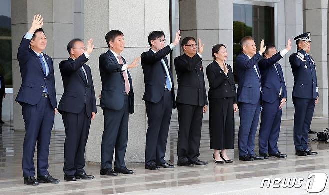 김기현 국민의힘 대표(왼쪽부터), 윤재옥 국민의힘 원내대표, 김대기 대통령실 비서실장 등이 5일 경기도 성남시 서울공항에서 아세안(ASEAN·동남아시아국가연합) 관련 정상회의와 주요 20개국(G20) 정상회의 참석차 출국하는 윤석열 대통령이 탑승한 1호기를 바라보며 손을 흔들어 인사하고 있다. 2023.9.5./뉴스1 ⓒ News1 박세연 기자