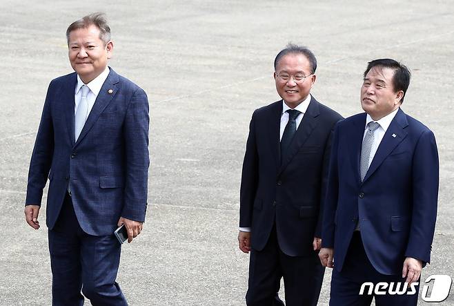 이상민 행안부 장관(왼쪽부터), 윤재옥 국민의힘 원내대표, 이진복 대통령실 정무수석이 5일 경기도 성남시 서울공항에서 아세안(ASEAN·동남아시아국가연합) 관련 정상회의와 주요 20개국(G20) 정상회의 참석차 출국하는 윤석열 대통령을 환송 후 대화하고 있다. 2023.9.5./뉴스1 ⓒ News1 박세연 기자