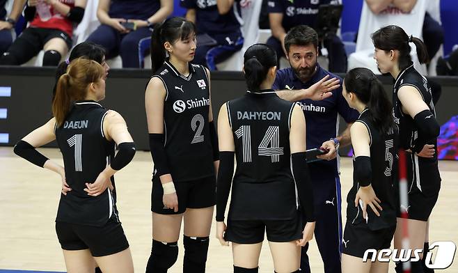 2일 경기도 수원시 서수원칠보체육관에서 열린 '2023 국제배구연맹(FIVB) 발리볼내셔널리그(VNL)' 3주차 대한민국과 폴란드의 경기에서 세사르 곤살레스 여자배구 감독이 선수들에게 지시를 내리고 있다. 2023.7.2/뉴스1 ⓒ News1 이동해 기자