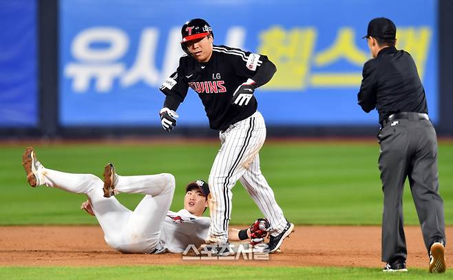 LG 김현수가  5일 수원KT위즈파크에서 열린 2023프로야구 KT위즈와 LG트윈스의 경기 6회초 2사 1루 문보경타석때 2루도루를 시도하다 태그아웃되고 있다.2023.09. 05.  수원 | 강영조기자 kanjo@sportsseoul.com