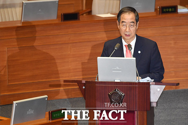 한덕수 국무총리가 5일 오후 서울 여의도 국회에서 열린 제410회 국회(정기회) 제2차 본회의 정치 분야 대정부질문에서 설훈 더불어민주당 의원의 질의에 답하고 있다. /국회=남용희 기자