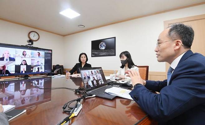 추경호 경제부총리 겸 기획재정부 장관이 5일 서울 종로구 정부서울청사에서 IMF 연례협의 대표단과 화상으로 면담을 하고 있다.