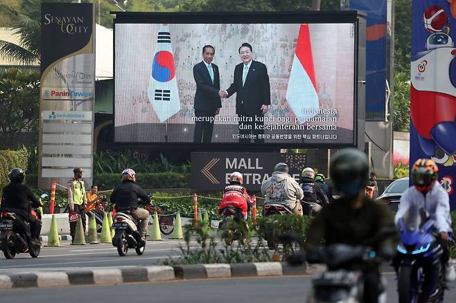 윤석열 대통령의 아세안(ASEAN) 정상회의 참석을 위한 인도네시아 방문을 앞두고 자카르타 시내에 양국의 협력 강화 메시지를 담은 영상이 상영되고 있다고 대통령실이 5일 밝혔다. /뉴스1