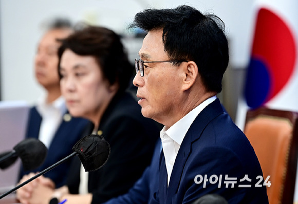 박광온 더불어민주당 원내대표가 5일 오전 서울 여의도 국회에서 열린 원내대책회의에서 발언하고 있다. [사진=곽영래 기자]