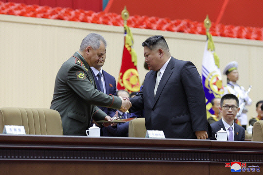 ▲ 북한 ‘전승절’(6·25전쟁 정전협정기념일) 70주년 기념보고대회에 쇼이구 러시아 국방장관은 푸틴 대통령의 참석한 모습.[조선중앙통신·연합뉴스 자료사진]